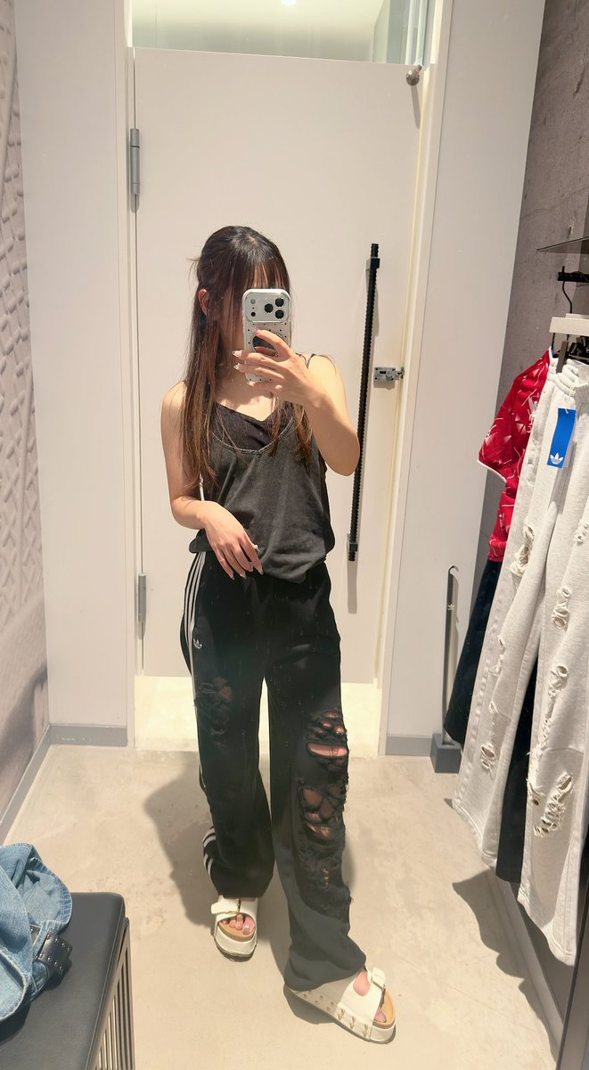396room's tweet photo. 先日、配信中でお話したadidasの
スウェパン🤍

お洒落は昔から大好きです🫶🏻

大好きですが今のみくろは…
時間があれば、配信…
配信しなくてもひとりでゲーム…
撮影やら編集やら
なんやかんやしたりで
お出かけなんかなかなかしなくて(笑)

買ったはいいけど、コレ
いつ履きゃええのんかね！？🤣

ということで(笑)
試着室でのパシャリ(笑)

一言付け加えさせて頂くと…
スウェットでこの値段…
まっ…！？…？🙄

と我に返る自分ありけり。

買って満足。やめれそ？みくろ。