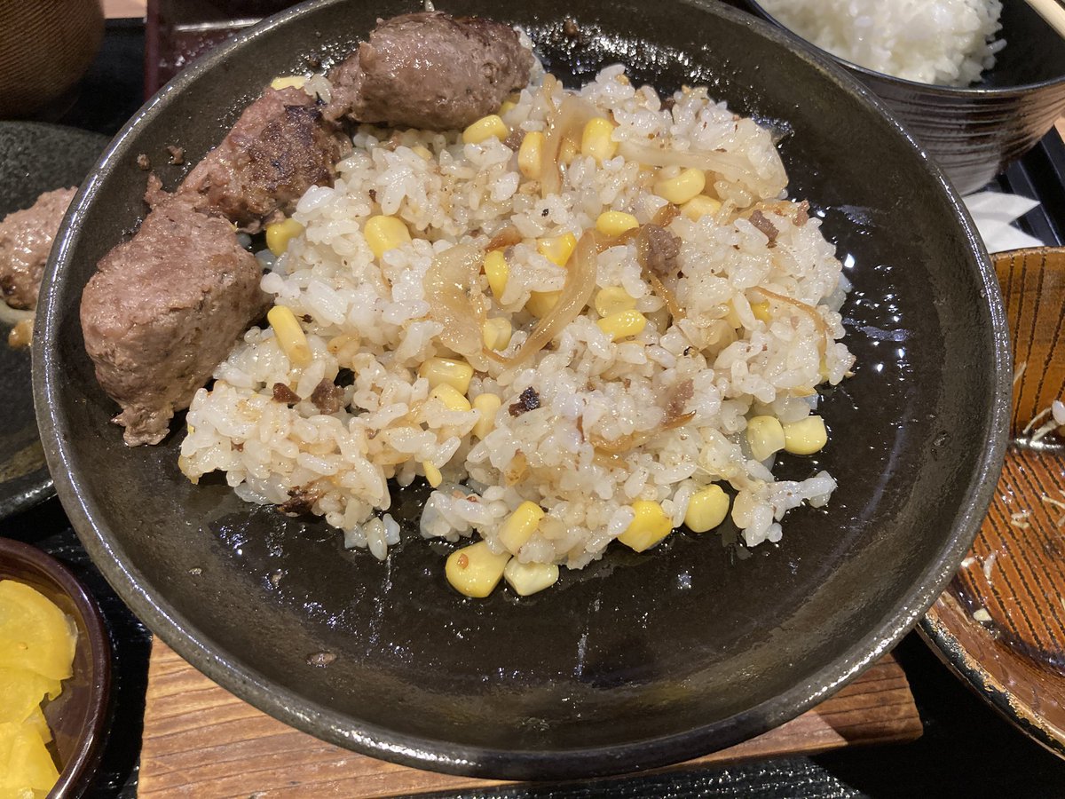 kakeruvoice's tweet photo. #飯テロ 
今日は豪華な夕食🍽
とろけるハンバーグを食べに来ました✨️✨️
ハンバーグのサイズ選べるんやけど、今日はいちばん大きなサイズに🤭
そしたらまさかの2段🤣🤣

〆のガーリックライスも自分で作れて美味しいんよ🥴 https://t.co/DV2nndArv9