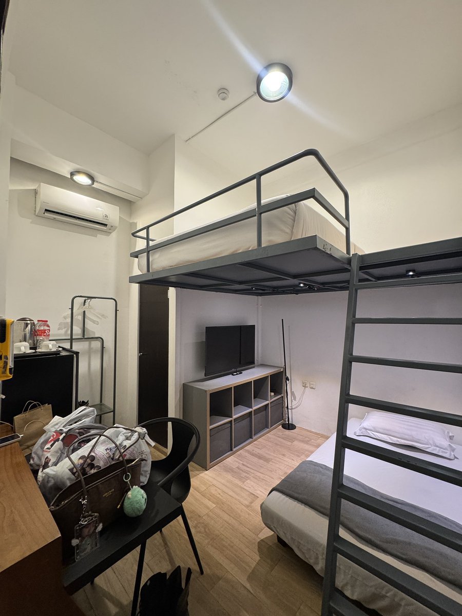 queerisy's tweet photo. setiap gw review hotel ini selalu rame bahkan sampe 500K views di app sebelah…? karena dengan nginep bertiga perorangnya cuma 100Ribuan posisi hotel di TENGAH kota Jakarta, too good to be true sih 🫠

ke Grand Indonesia cuma 5 menit, ke GBK cuma bayar 30Ribu naik taksi online. https://t.co/Qh2pW0v9WE
