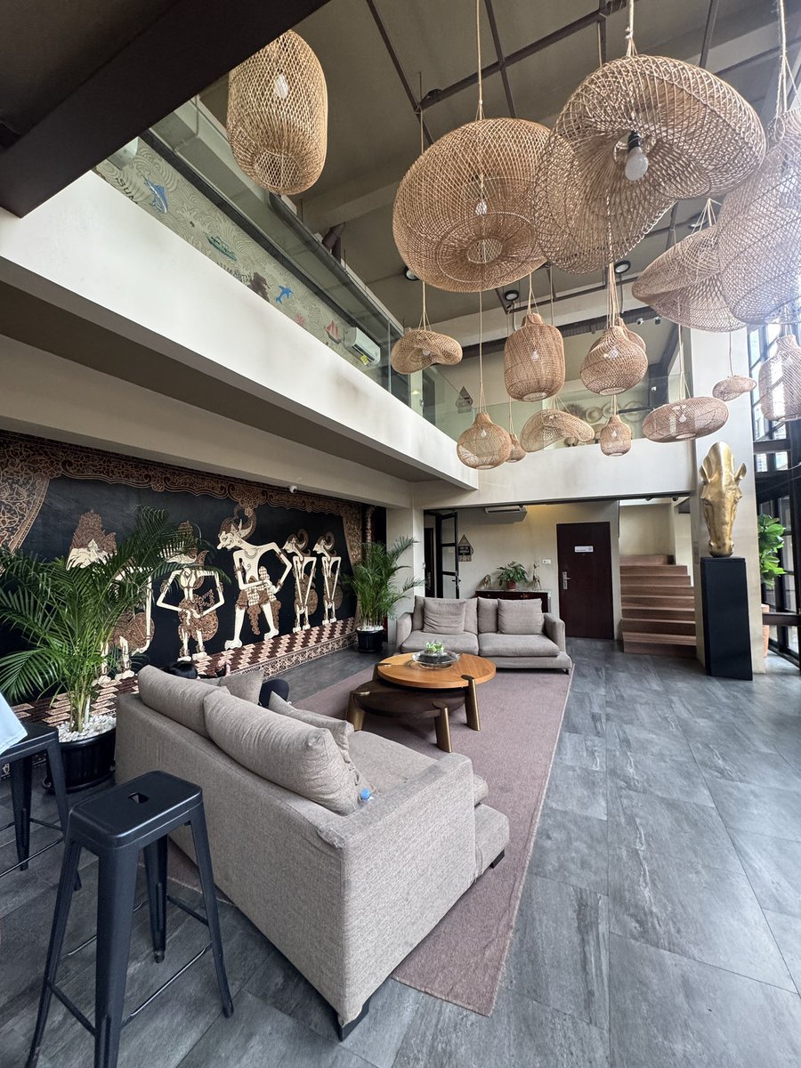 queerisy's tweet photo. setiap gw review hotel ini selalu rame bahkan sampe 500K views di app sebelah…? karena dengan nginep bertiga perorangnya cuma 100Ribuan posisi hotel di TENGAH kota Jakarta, too good to be true sih 🫠

ke Grand Indonesia cuma 5 menit, ke GBK cuma bayar 30Ribu naik taksi online. https://t.co/Qh2pW0v9WE