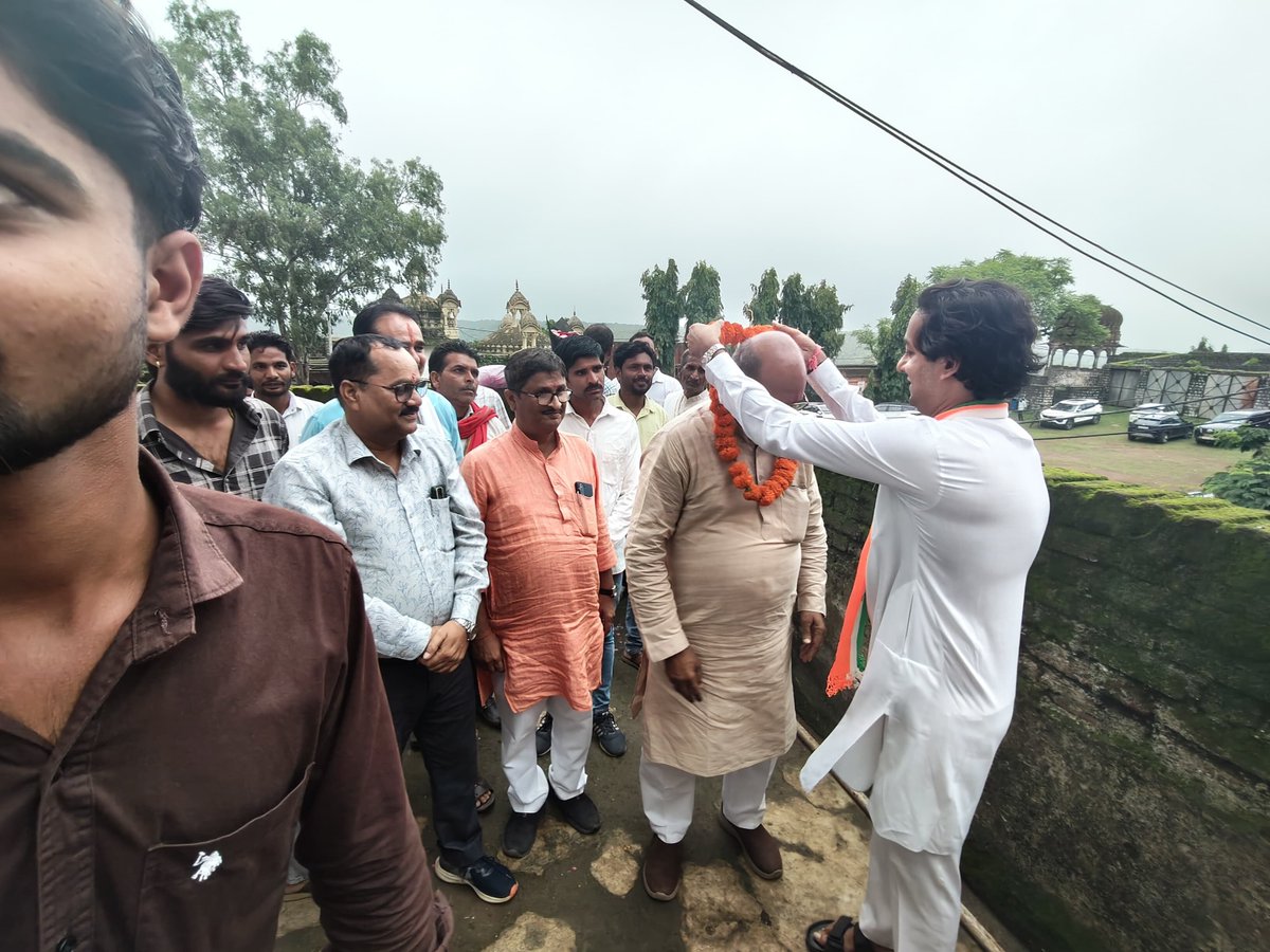 JVSinghINC's tweet photo. आज राघौगढ़ किले पर दतिया से नवनिर्वाचित विधायक एवं लोकप्रिय जनप्रतिनिधि कुंवर घनश्याम सिंह जी का आत्मीय आगमन हुआ।
इस अवसर पर राघौगढ़ के सभी परिजनों की ओर से उनका आत्मीय स्वागत एवं अभिनंदन किया तथा सभी ने ऐतिहासिक दतिया उपचुनाव में मिली शानदार विजय के लिए उन्हें हार्दिक बधाई एवं शुभकामनाएं प्रेषित कीं।
@OfficeOfDVS @INCMP @jitupatwari @UmangSinghar @iPriyavratSingh