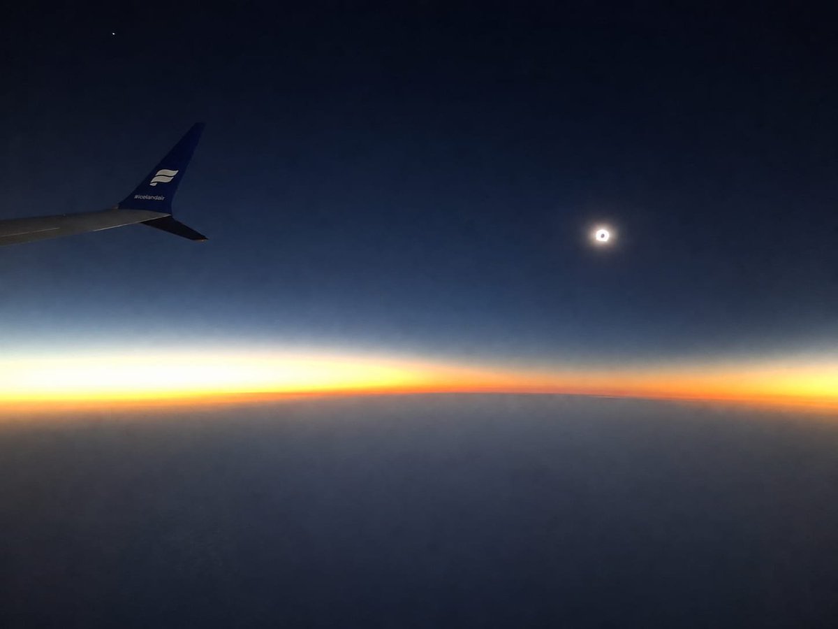 drl20201210's tweet photo. View of the solar eclipse aboard an @Icelandair plane https://t.co/zfiVwahqGr
