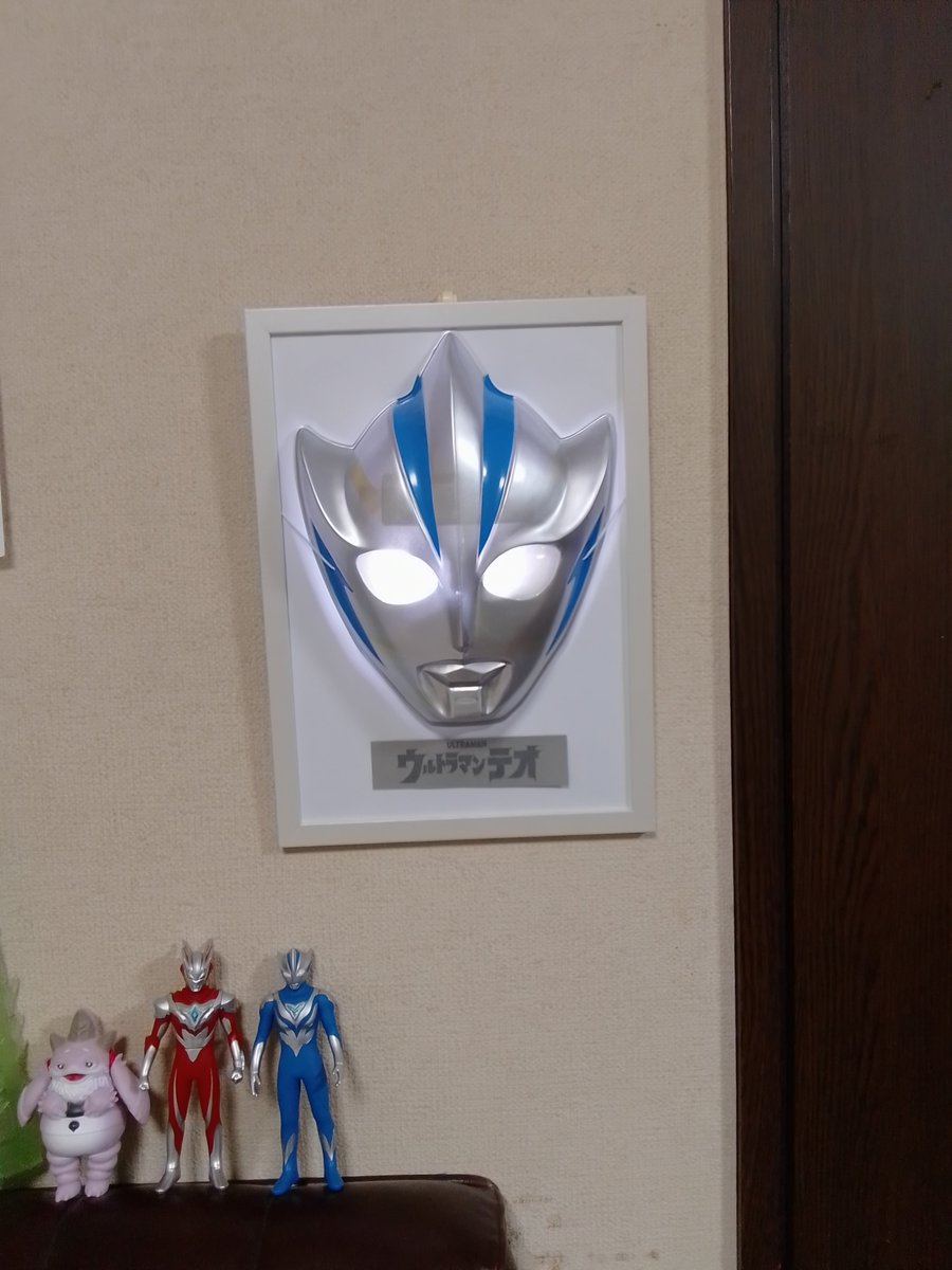 ytQacnwxiHj3Flj's tweet photo. #ウルトラマンテオ のお面をお部屋に飾ってみよう!!

毎年楽しみにしているダイシンさんのウルトラマンお面。半立体とリアルさがよいバランスでカッコいいです。
今回はこちらをかぶる以外に簡単工作でお部屋に飾りたいと思います。ちなみに次男は「テオ!!」と喜んでくれました。
主な材料はこちら。 https://t.co/LeZYymqFvc