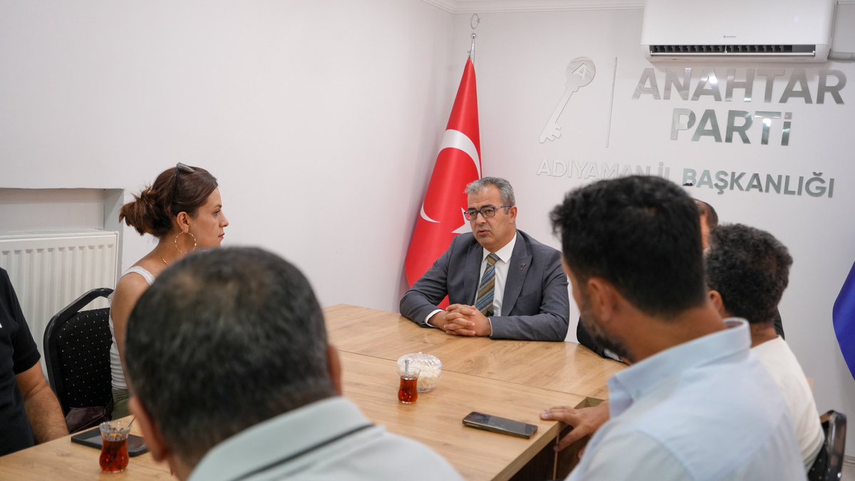 anahtarparti's tweet photo. Rotamız millet: Durağımız Adıyaman…

Genel Başkan Yardımcımız ve Eğitim Politikaları Başkanımız Sayın Prof. Dr. Fatih Yalçın, “Rotamız Millet” programı kapsamında Adıyaman ve Besni’de iki gün boyunca temaslarda bulundu.

Adıyaman Organize Sanayi Bölgesi’nde üreticilerimizi ve sanayicilerimizi ziyaret ederek üretim, yatırım ve istihdamın önündeki sorunları dinledik. Eğitim kurumlarının temsilcileri, Ticaret ve Sanayi Odası, basın mensupları ve teşkilatımızla bir araya gelerek şehrin gündemini değerlendirdik.

Programın Besni ayağında Şire Pazarı, çarşı ve sanayi sitesi esnafımızı ziyaret ederek talep ve beklentilerini yerinde gözlemledik. Esnaf temsilcileriyle istişarelerde bulunurken teşkilatımızla da buluştuk.