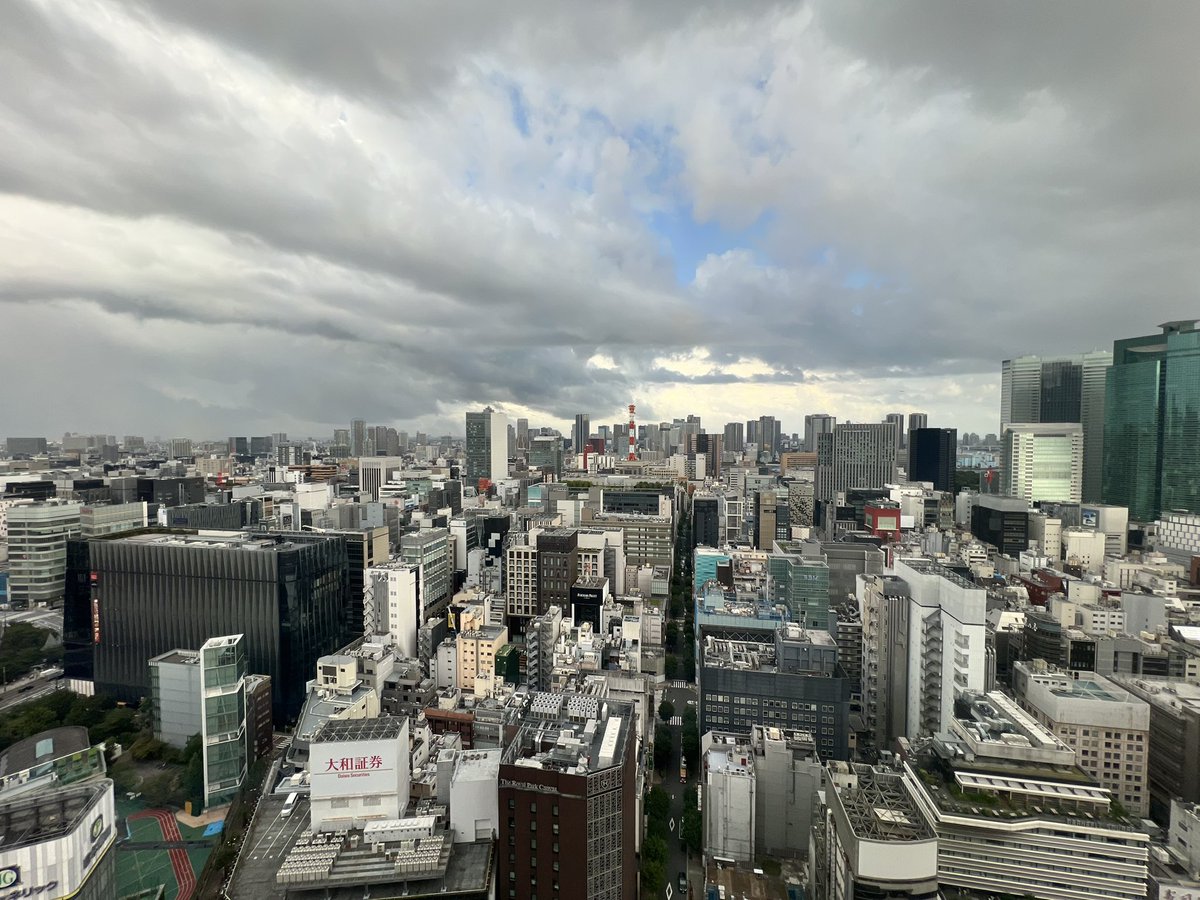 NickaLoro's tweet photo. 銀座ビュー、昼と夜

雲☁️が多いねぇ https://t.co/Irr3mDBosy