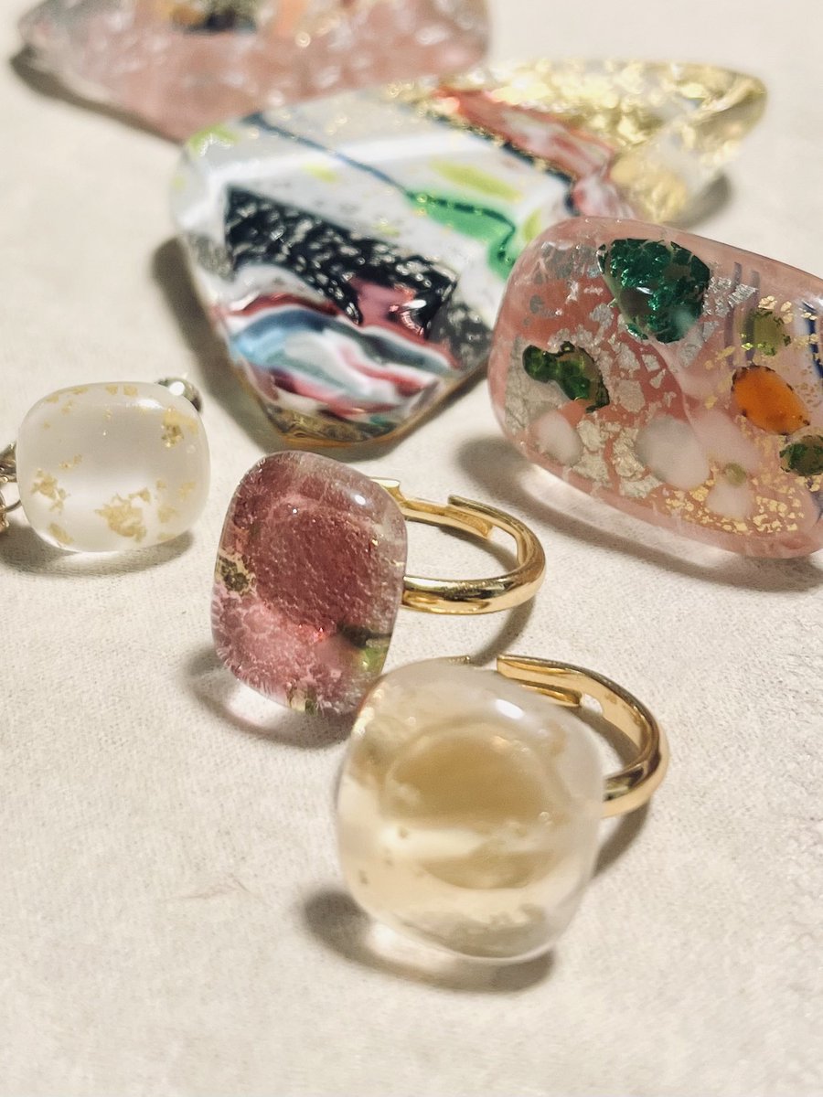 YriaTxb's tweet photo. ガラス工房でつかみ取りしたカレットを指輪とイヤリングと帯留にした
奥はデカすぎてそのまま箸置き https://t.co/r0RQoFoi8E