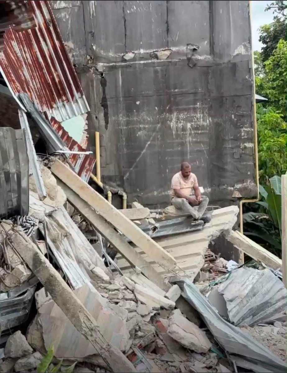 Afromedios's tweet photo. Así encontramos muchas familias hoy en gran parte del Choco y otras ciudades, sus sueños derrumbados. #TerremotoChocó https://t.co/5JszOUGLi3