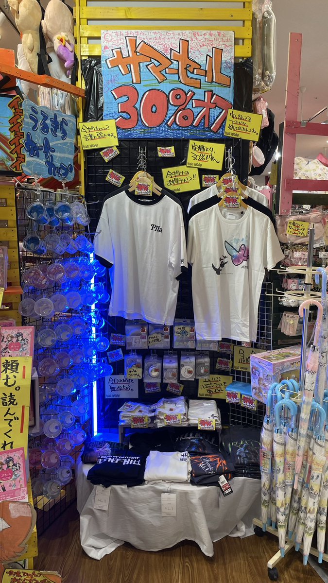 vvtokitoki's tweet photo. 👕🌴夏物セール開催中🌴👕

今ならなんと～～？表で展開している～～～？
Tシャツが30％オフ‼️
ハンディファンが30％オフ‼️

今だけの特別なセールです‼️‼️‼️
さがしてたあのTシャツがあるかも...🤔

#夏物セール #サマーセール #Tシャツ #ハンディファン #ヴィレッジヴァンガードイオンモール土岐 https://t.co/qF7pKveVq0