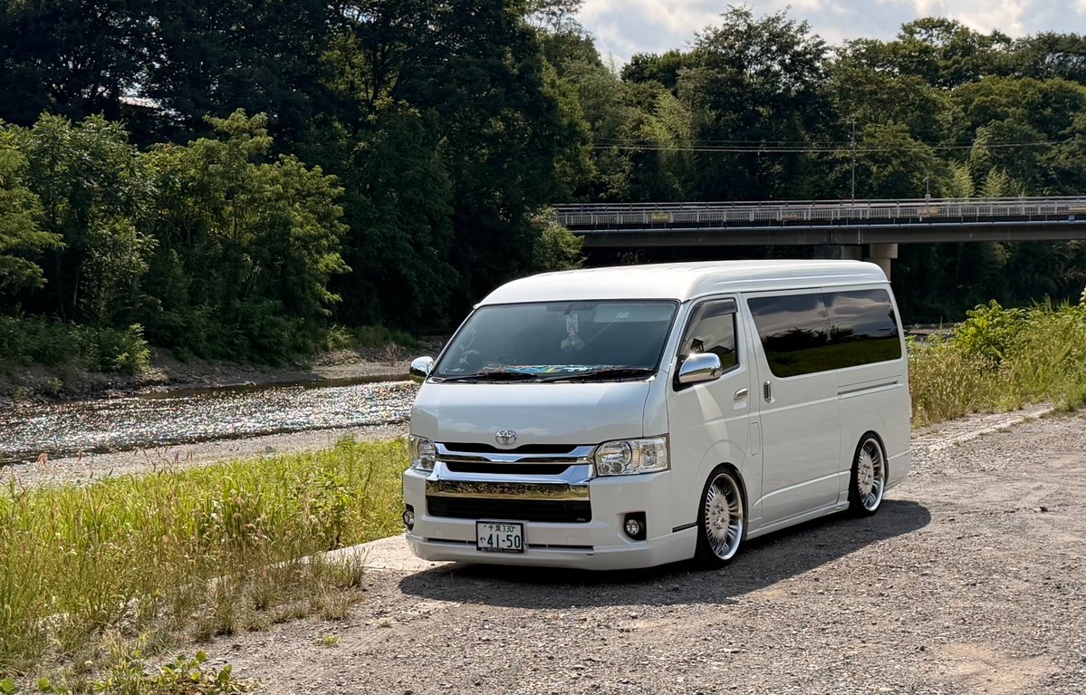____pepepe_____'s tweet photo. 帰宅難民😯すごい低い訳じゃないのに、この車高で走れないくらい冠水してる。ナンバー曲ったしさエアロどっか飛んでいっちゃうんじゃないかな https://t.co/q1GfvjfMVA