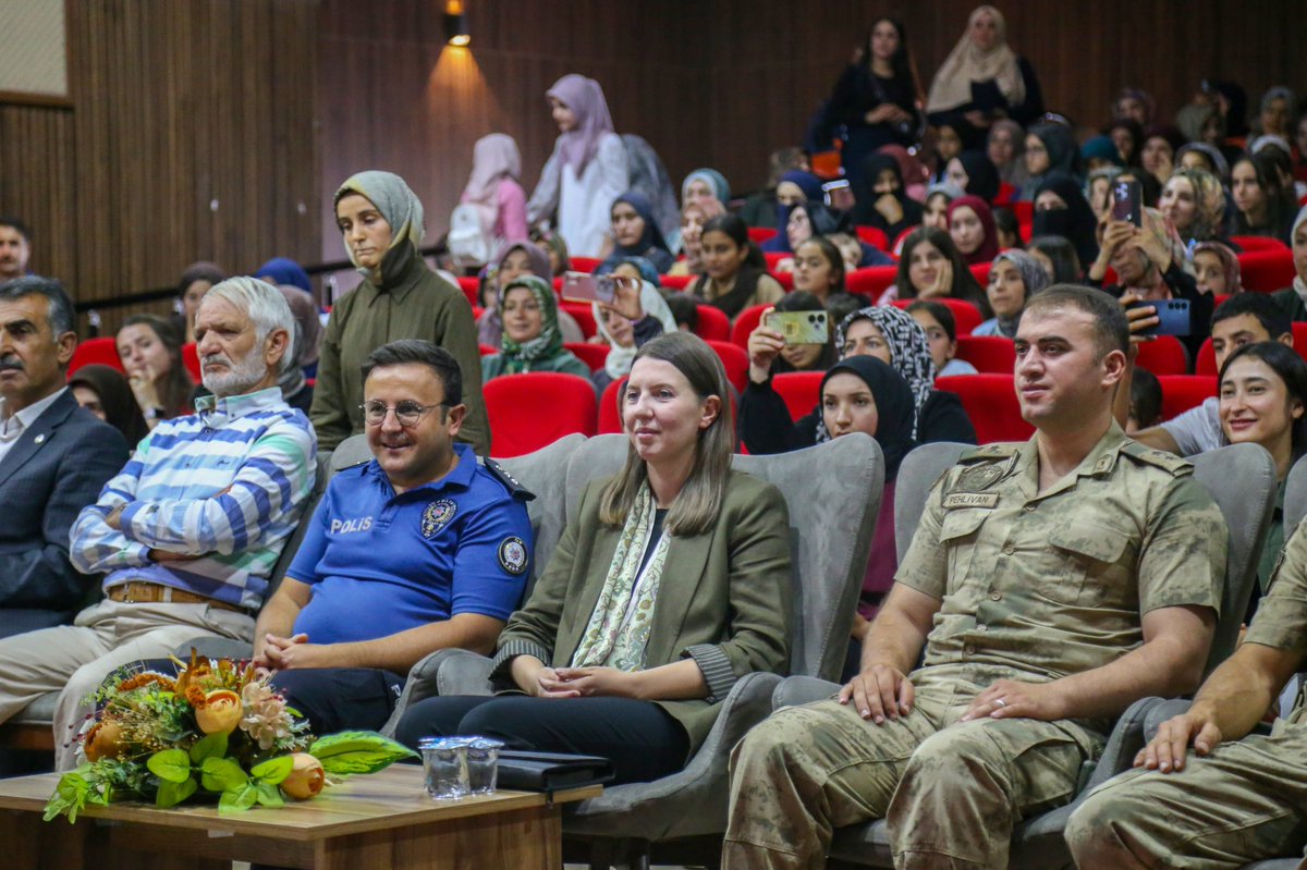 GrpnrMuftuluk's tweet photo. 🌿 Gürpınar’da Kur’an’la Dolu Bir Yazın Finali

Gürpınar’da 2026 Yaz Kur’an Kursları Kapanış Programı; Kaymakamımız Fatma Turhan Keser, kurum amirleri, öğrenciler, veliler ve vatandaşların yoğun katılımıyla gerçekleştirildi. https://t.co/rY5uaJWRGs