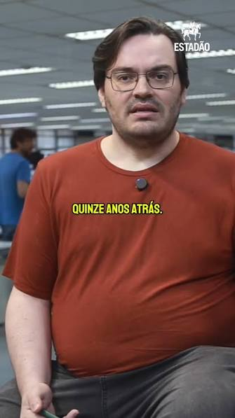 Futebol_Linhas's tweet photo. Tem um tipo de aviso que não dá para ignorar.

Rodrigo Capelo foi fazer um exame de saúde e o exame simplesmente não aconteceu. 

A máquina só aguentava 120 kg. 

Ele estava com 126.

A frase que ele usa para contar isso é uma piada com fundo de verdade: 

"Quando o meu exame de saúde deixa de ser no hospital e vai pra construção civil, precisa de um guindaste para fazer."

O que veio depois é a parte que interessa. 

Ele não tratou aquilo como fracasso moral, simplesmente. 

Procurou médico, começou tratamento, usou caneta emagrecedora.

E é aí que mora a virada de chave: obesidade é doença crônica e multifatorial. 

Não é falta de força de vontade, não é preguiça, não é caráter. 

Genética, ambiente, hormônio, remédio, história de vida, tudo entra na conta.

A gente cresceu ouvindo que era só fechar a boca e correr. 

Essa narrativa fez muita gente adoecer duas vezes: pelo peso e pela culpa.

Tratar como doença muda o vocabulário e muda o caminho. Sai o julgamento, entra o acompanhamento.

Quantas pessoas você conhece que passaram anos tentando resolver sozinhas algo que precisava de médico?