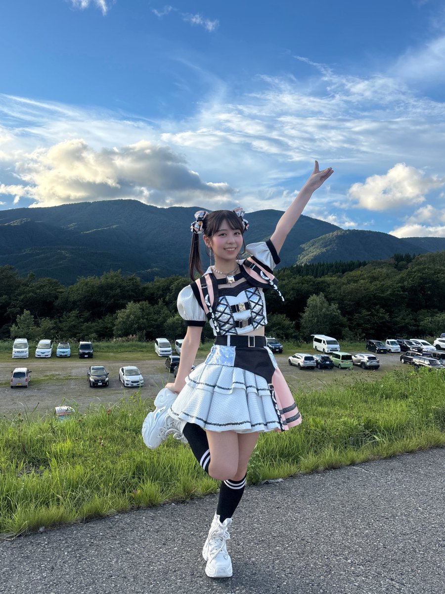 monamin_y's tweet photo. GarinPeiro FESありがとうございましたー⛰️🫧

#ラフラフ のオレンジ担当吉村萌南です！
大自然の中でのライブ気持ちよかったー！
秋田で今日みんなと会えたことが宝物です✨
また巡業で戻ってくるからね！
東北の皆さんも待っててね💞
#GarinPeiro https://t.co/G9klt9bHG2