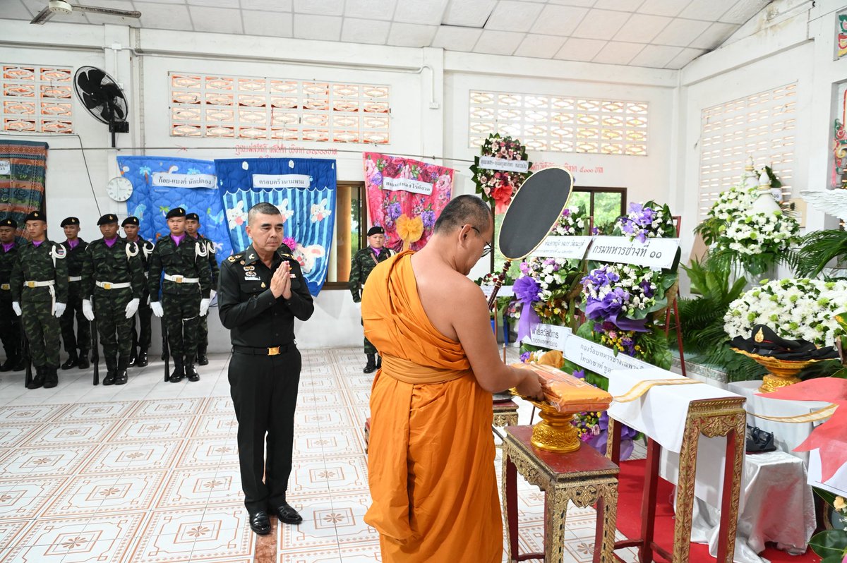 engineer_div's tweet photo. พล.ต. จิระเดช ขจายแสง ผบ.พล.ช. เป็นประธานในพิธีฌาปนกิจ จ.ส.อ. จิรพณฑ์ เล่ห์กล สังกัด พัน.ช.คมศ.พล.ช. โดยมีคณะผู้บังคับบัญชาและกำลังพลร่วมแสดงความอาลัย
       ในการนี้หน่วยได้จัดกองทหารเกียรติยศเพื่อเป็นเกียรติแด่ผู้วายชนม์ และเพื่อ​เป็น​ขวัญ​และ​กำลังใจ​แก่​ครอบครัว https://t.co/pGH8a0h53i