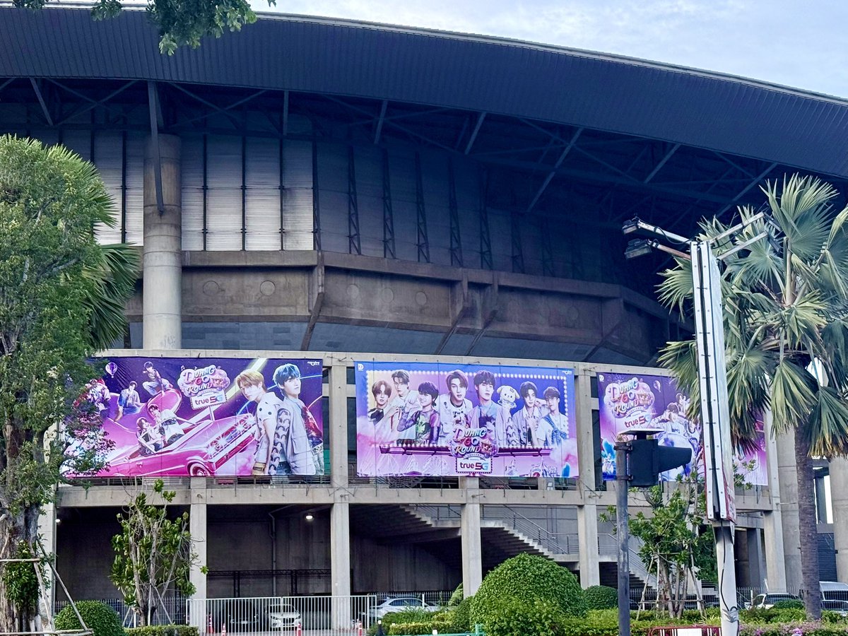 Hua_pxx's tweet photo. เดินกลับบ้า��แล้ว แอบยิ้มคนเดียว 

#ด้วงจะโกราวน์แล้วนะเธอ
#DuangGoRoundConcert https://t.co/l9Yxu6tQ2C