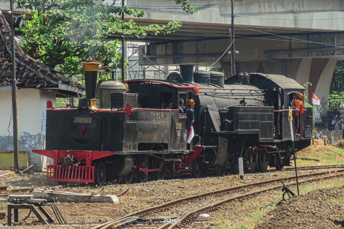 putratetsu's tweet photo. Pernah kepikiran gimana kalau 2 lokomotif uap jalan barengan? Hari ini kejadian tuh di Solo. Lok uap C1218 dan D1410 yang habis perawatan di Depo SLO akhirnya pulang ke Purwosari. 

Mungkin ini pertanda Jaladara bakal ditarik C12 lagi next time (Aamiin kan dulu 😁) https://t.co/zdSIQoFpkd