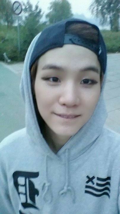 mintforgloss's tweet photo. if no one’s gonna make my tl feel comfortable again, then i guess i’ll be the one to do it!

back in 2010, little min yoongi posted his first self-produced song under the name gloss and added the comment:

🐱: please show it lots of love.

I’M CRYING 😭😭😭 https://t.co/W1MOgxAjQl