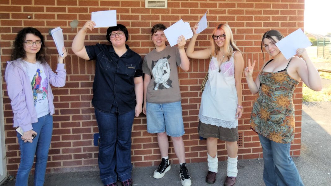 burnham_on_sea's tweet photo. A-Level results success celebrated by Burnham and Highbridge students at King Alfred Sixth Form — read more at: https://t.co/3rSAZIvJVU  @_TKASA https://t.co/QlVyJwb9RS