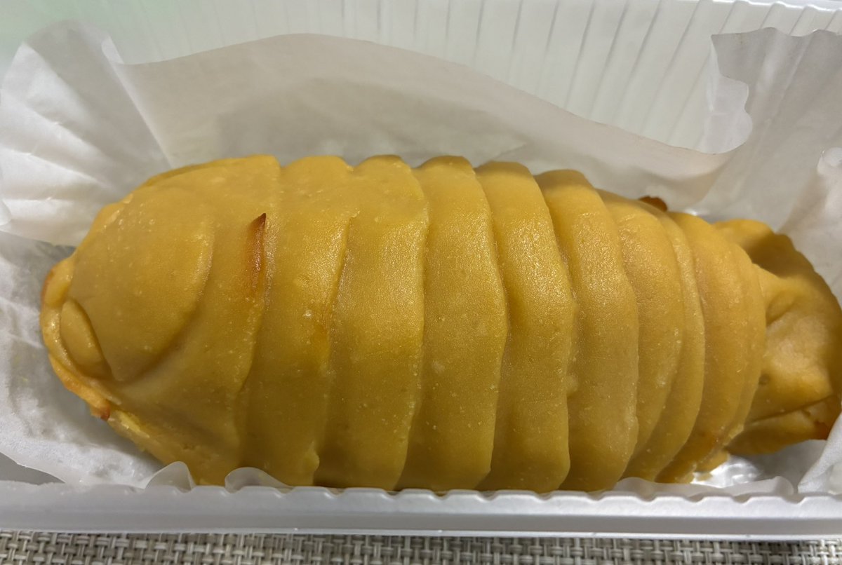 plus_alice666's tweet photo. ダイオウグソクムシの形のスイートポテト。
お、おう…見た目凄いな。
切り分ける時も食べる時も「あ、えぇと…」と戸惑いがあった。
一口食べた後は「美味しいな！」と普通にバクバク食べた。
何でこの商品を作ったのかは謎だけどインパクトあるし、美味しいのでオススメ。 https://t.co/OecYrMPXnl