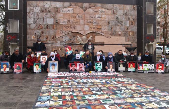 gulistankilick's tweet photo. Tam 33 yıl önce, 14 Ağustos 1993’te Digor’da katledilen 6’sı çocuk 17 canımızı saygı ve özlemle anıyorum. 

Digor’un acısı, bu ülkenin geçmişiyle yüzleşmesinin ve hakikati açığa çıkarmasının neden gerekli olduğunu bize hatırlatıyor. 

Bugün geçmişin acılarının tekrar etmemesi, halkların eşit ve özgür bir geleceğinin kurulması için önümüzde önemli bir fırsat var. 

Digor’un direnişinden ve hatırasından aldığımız güçle barışı kalıcılaştırmaya, demokratik çözümü ve birlikte yaşam iradesini büyütmeye devam edeceğiz.