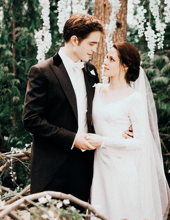 archivetwilight's tweet photo. Happy 20th Wedding Anniversary, Edward and Bella Cullen. ❤️‍🥹😍
(August 13, 2006) https://t.co/b49oJrXtLh