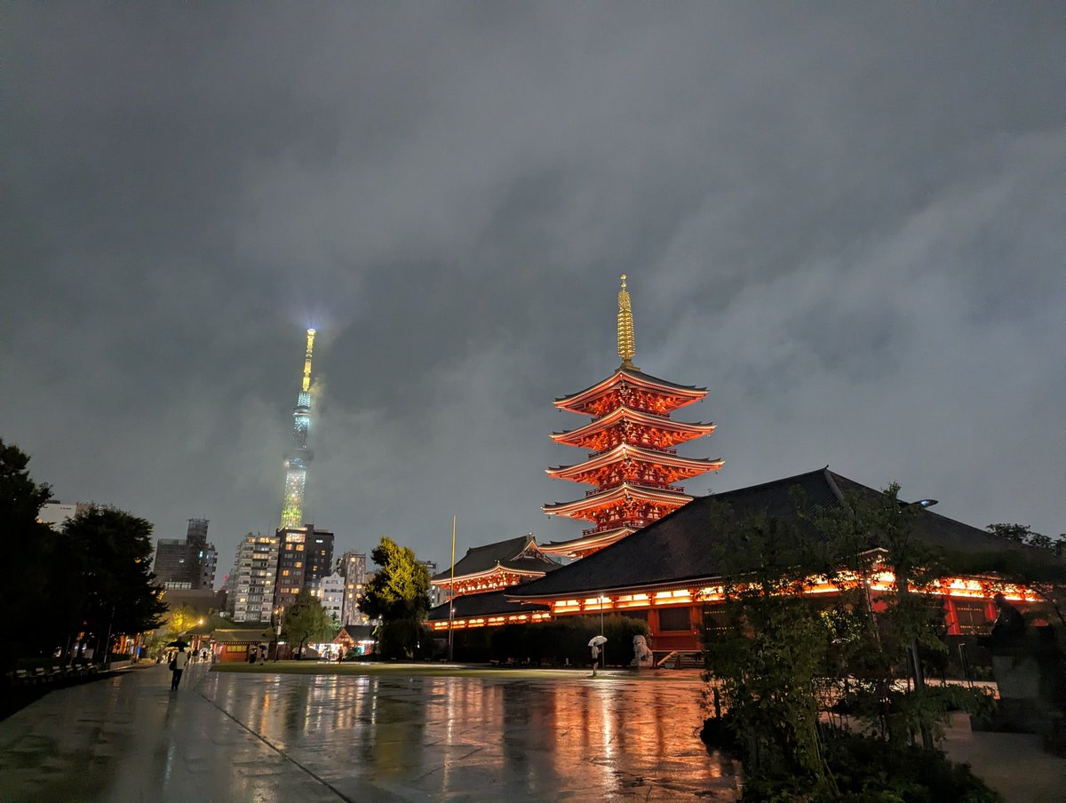 potekoro0's tweet photo. 雨の浅草寺とスカイツリーが綺麗でした https://t.co/jN70ddH1sg