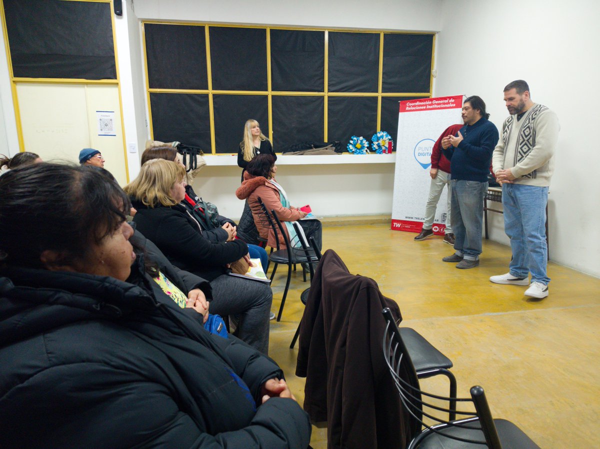 PuntoTrelew's tweet photo. 🧶 Así se vivió el inicio del taller “El lenguaje del telar” en Punto Digital.

Este espacio de perfeccionamiento, diseño textil y fidelidad cultural está destinado a personas con conocimientos previos que buscan profundizar y fortalecer su práctica. https://t.co/poRqvbVUyY