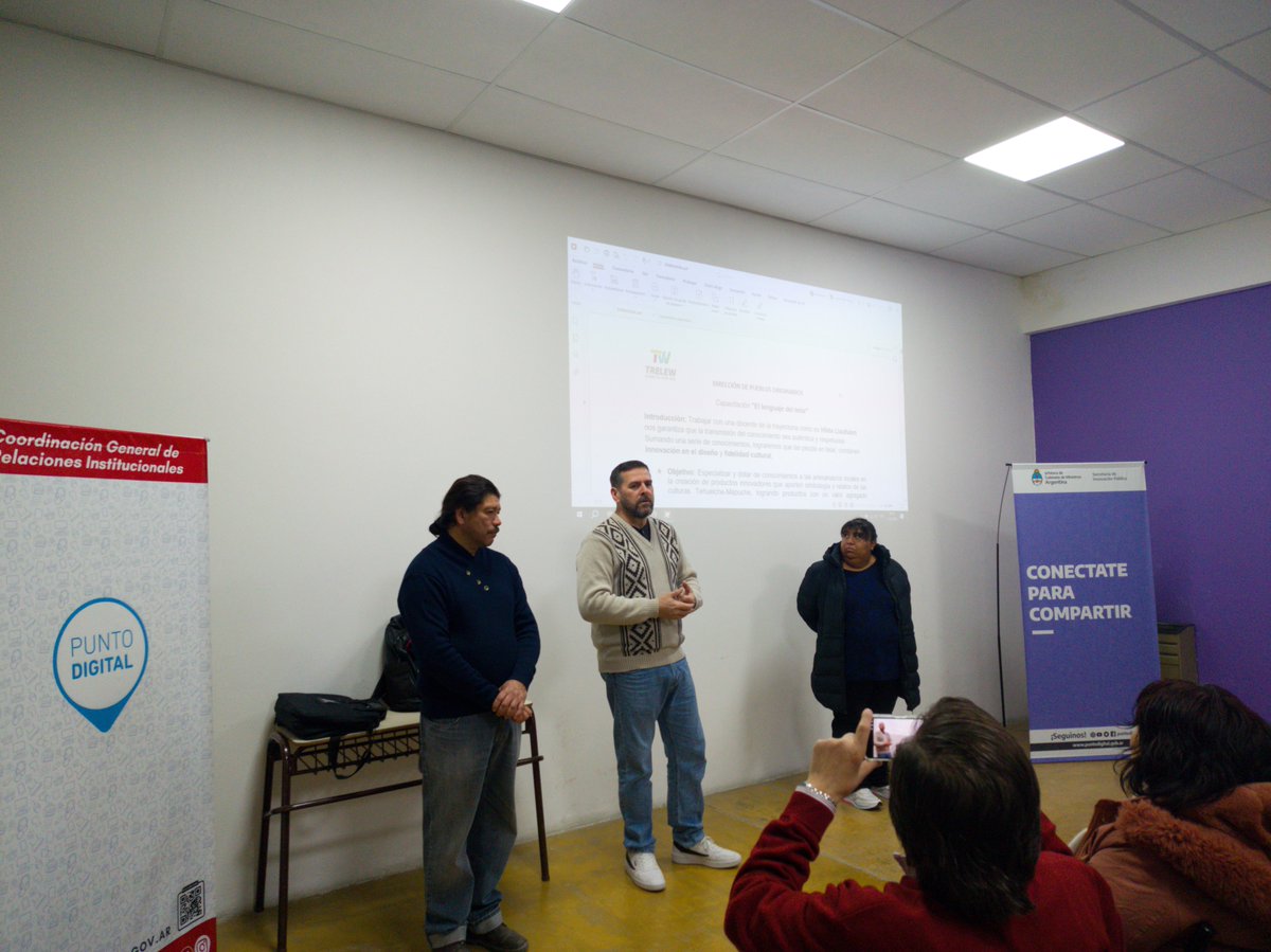 PuntoTrelew's tweet photo. 🧶 Así se vivió el inicio del taller “El lenguaje del telar” en Punto Digital.

Este espacio de perfeccionamiento, diseño textil y fidelidad cultural está destinado a personas con conocimientos previos que buscan profundizar y fortalecer su práctica. https://t.co/poRqvbVUyY