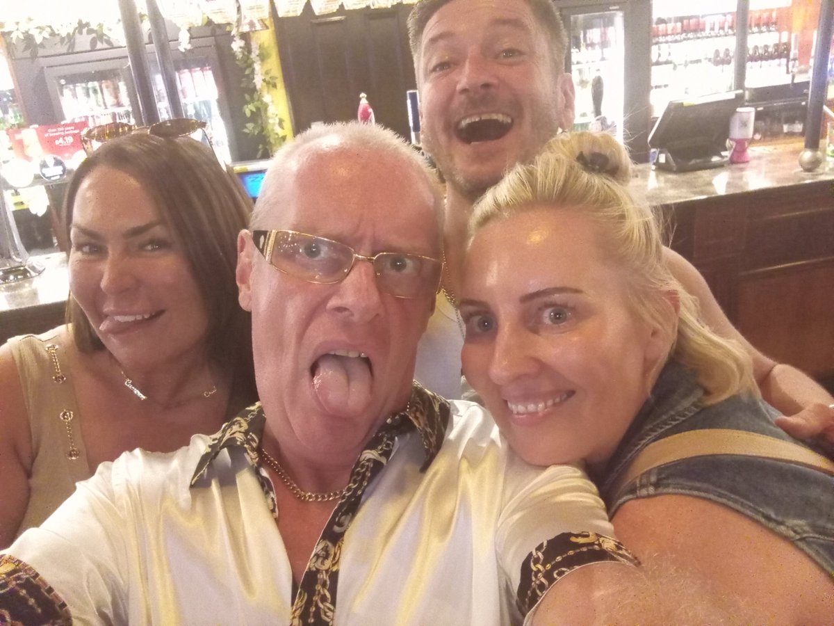 TrevCampbell's tweet photo. #tonguesout #messingabout on a Wednesday night with these loonies ๐ https://t.co/seLN8aOGBg