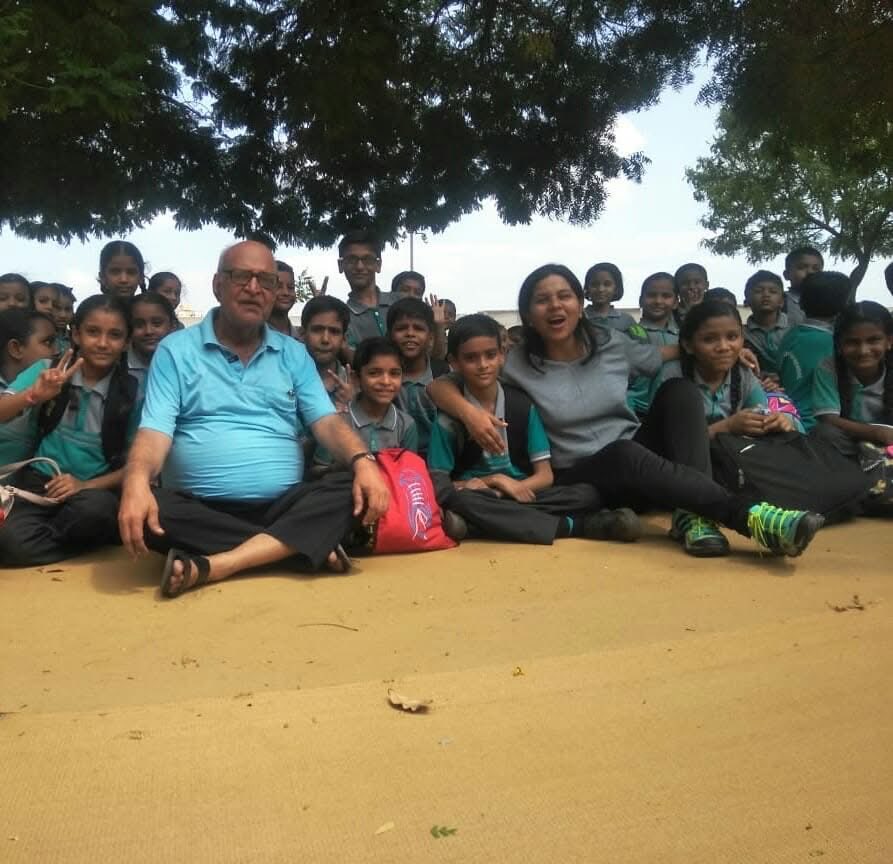 BandanaPandey35's tweet photo. सोशलिस्ट पार्टी के राष्ट्रीय महासचिव , हमारे अभिभावक , वरिष्ठ समाजवादी नेता पिता तुल्य आत्मीय व्यवहार करने वाले श्याम भैया का जाना मन को बहुत असहनीय पीड़ा दे रहा है .  आपका प्यार , स्नेह और आत्मीयता हमेशा प्रेरणा देता रहा है  एक अच्छा इंसान बनने का . आपको विनम्र श्रद्धांजलि . https://t.co/JfWFPW8cEB