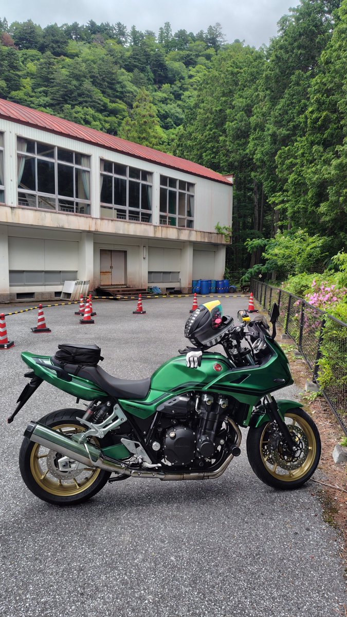 Azure008's tweet photo. お盆でも仕事してます😊

バイクの色どれに変えようか？

なんて妄想して遊んでます https://t.co/jJAPH1d3Xd
