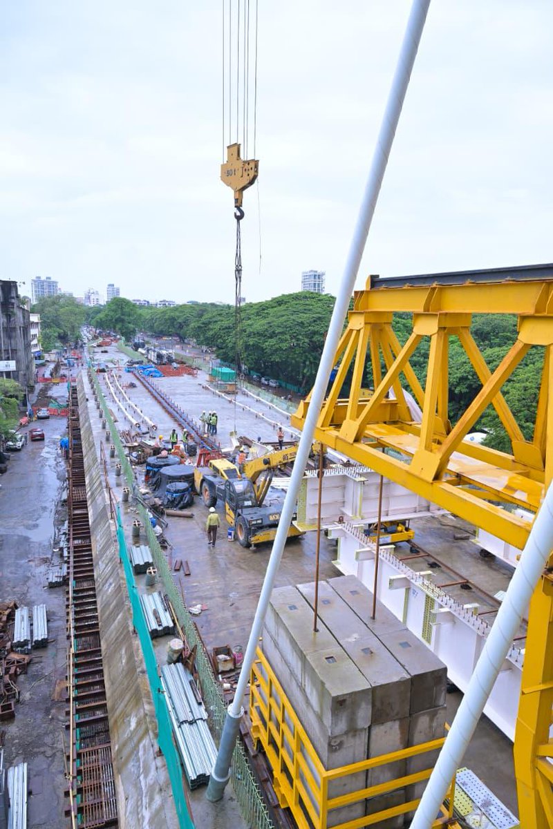 mybmc's tweet photo. 🔹महालक्ष्‍मी रेल्‍वे स्‍थानकाजवळील केशवराव खाड्ये मार्गावर बृहन्‍मुंबई महानगरपालिकेच्‍यावतीने केबल आधारित उड्डाणपूल बांधण्‍यात येत आहे. विकास नियोजन आराखड्यानुसार सुरू असलेल्‍या या उड्डाणपुलाच्‍या कामाची अतिरिक्‍त महानगरपालिका आयुक्‍त (प्रकल्‍प) श्री. अभिजीत बांगर यांनी आज प्रत्‍यक्ष पाहणी केली व विविध निर्देश दिले.
      
🔹केशवराव खाड्ये मार्गावर उभारण्‍यात येणारा 'केबल स्टेड पूल' हा रेल्वे रूळांवरील महानगरपालिकेचा पहिला केबल आधारित पूल आहे. महालक्ष्मी रेल्वे स्थानकानजीक पश्चिम रेल्वेवरून सात रस्ता ते महालक्ष्मी मैदान यांना हा पूल जोडतो. या पुलाची लांबी ८०३ मीटर तर रुंदी १७.२ मीटर आहे. रेल्वे हद्दीतील रुंदी २३.०१ मीटर इतकी आहे. 
      
🔹या उड्डाणपुलाचे काम प्रगतिपथावर असून केबल - स्टेड पुलास आधार देण्यासाठी ७८.५ मीटर उंचीचा पायलॉन (भव्य लोखंडी खांब) उभारण्यात आला आहे. पायलॉनच्या पश्चिमेकडील ९५ मीटर लांबीच्या स्पॅनचे काम पूर्ण झाले आहे. पूर्वेकडील १६५ मीटर लांबीच्‍या स्पॅनची उभारणी रेल्वे हद्दीतील जागेत रेल्वे विभागाकडून आवश्यक खंड (Block) प्राप्त झाल्यानंतर करण्यात येणार आहे. 

🔹पायलॉनच्या पश्चिम दिशेकडील बहुतांश खांबांची उभारणी पूर्ण झाली आहे. तथापि, वाहतूक वळविण्याच्या (Traffic Diversion) कामामुळे पाच खांबांची उभारणी अद्याप प्रलंबित आहे. वाहतूक पोलिसांच्‍या (Traffic Police) परवानगीनंतर वाहतूक वळविण्‍यात येईल. या कामी महानगरपालिकेच्‍यावतीने काँक्रीटचा सेवा रस्‍ता (Service Road) बांधण्‍यात येत आहे. विविध उपयोगिता वाहिन्‍या टाकण्‍याची कामेही सुरू आहेत. 
      
🔹वाहतूक पोलिसांच्‍या समन्‍वयाने या सेवा रस्‍त्‍यावर वाहतुकीचे अवागमन केले जाईल. एकूणच, उड्डाणपुलाचे कामकाज लवकरात लवकर पूर्ण करण्‍याचे पूल विभागाचे उद्दिष्ट्य आहे. 

🔹प्रमुख अभियंता (पूल) श्री. राजेश मुळे यांसह संबंधित अभियंते उपस्थित होते.

#MyBMCUpdates

@CMOMaharashtra
@mieknathshinde
@SunetraA_Pawar
@ShelarAshish
@MPLodha
@TawdeRitu
@misanjayghadi