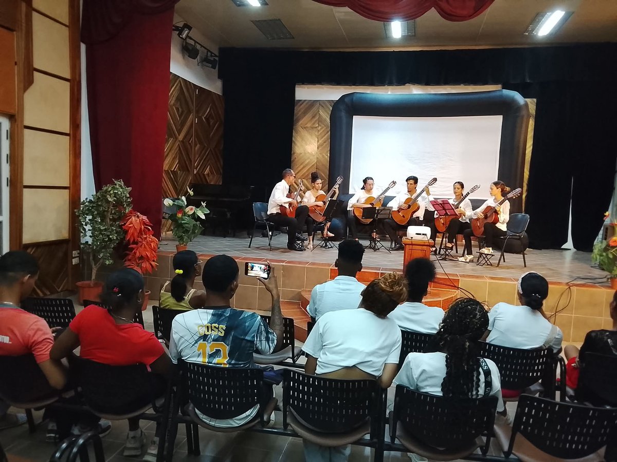 Ivanmegafa's tweet photo. Homenaje al centenario del natalicio del Comandante Fidel Castro Ruiz. 
Desde la sala de conciertos Antonia Luisa Cabal, con la presentación de la Orquesta de Guitarras y la proyección del documental Mi hermano Fidel.
#CineGuantanamo https://t.co/5DUCcGzJ2O