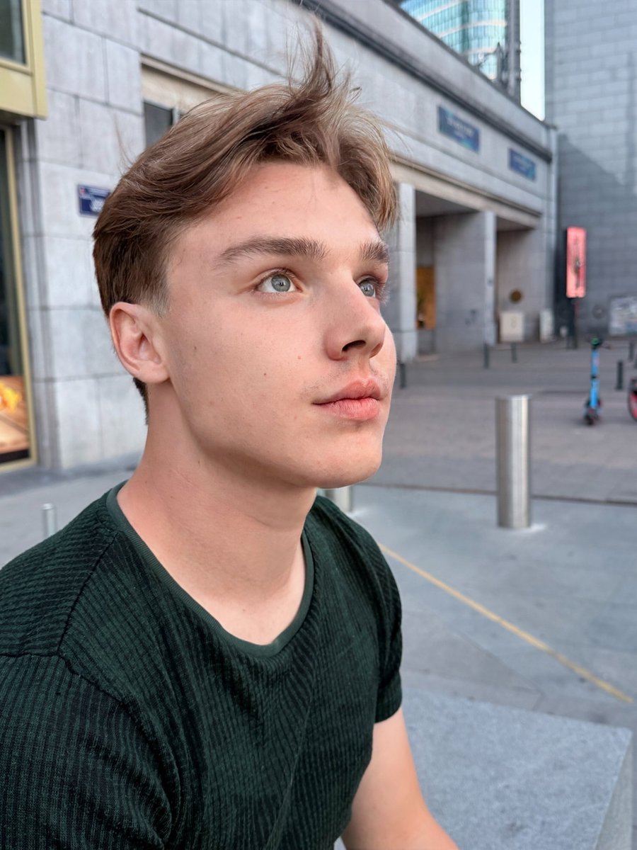 squezkv's tweet photo. Damn he is so fine 🥵🩷 https://t.co/IJqEyR0cHq