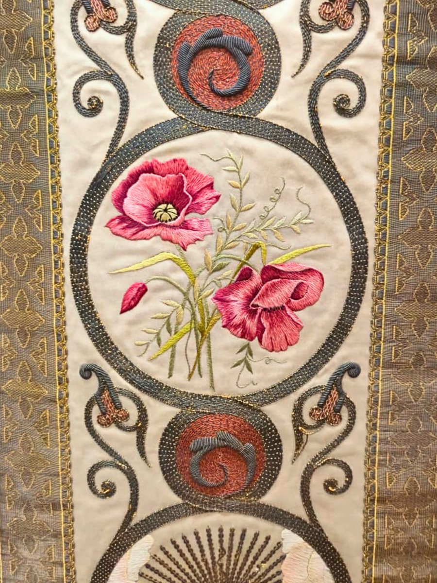 MuseoSeda's tweet photo. Los fondos del Colegio del Arte Mayor de la Seda conservan una importante colección de ornamentos litúrgicos de distintas épocas, desde el siglo XVI aproximadamente hasta el siglo XX. Algunos de ellos están expuestos actualmente en la Capilla de San Jerónimo.

#Valenciaesseda https://t.co/btLBienCut