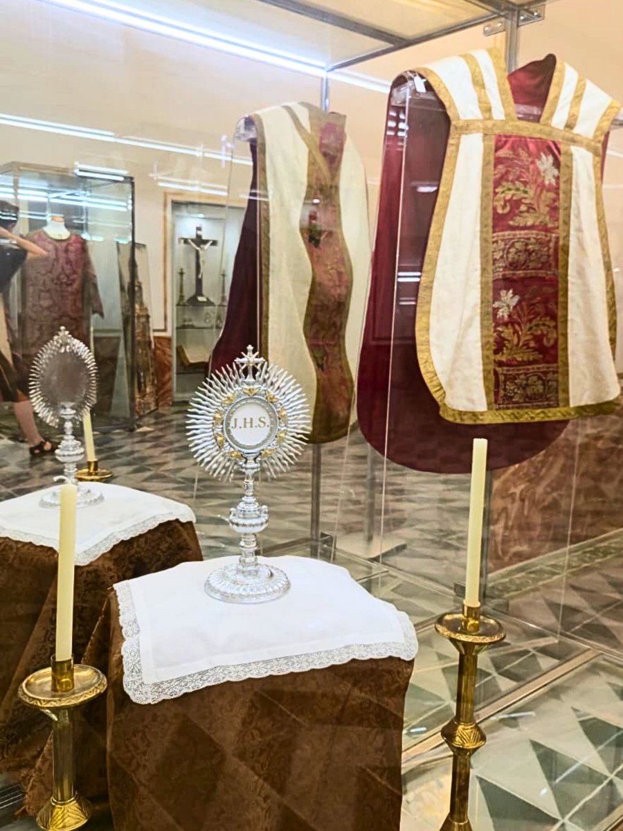 MuseoSeda's tweet photo. Los fondos del Colegio del Arte Mayor de la Seda conservan una importante colección de ornamentos litúrgicos de distintas épocas, desde el siglo XVI aproximadamente hasta el siglo XX. Algunos de ellos están expuestos actualmente en la Capilla de San Jerónimo.

#Valenciaesseda https://t.co/btLBienCut