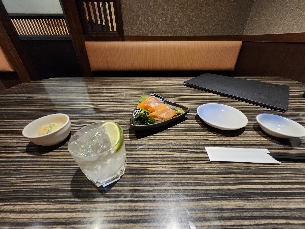 Ousui_yammy's tweet photo. なんで6人席で1人飲みせなあかんねん https://t.co/LTiGDgb8J5