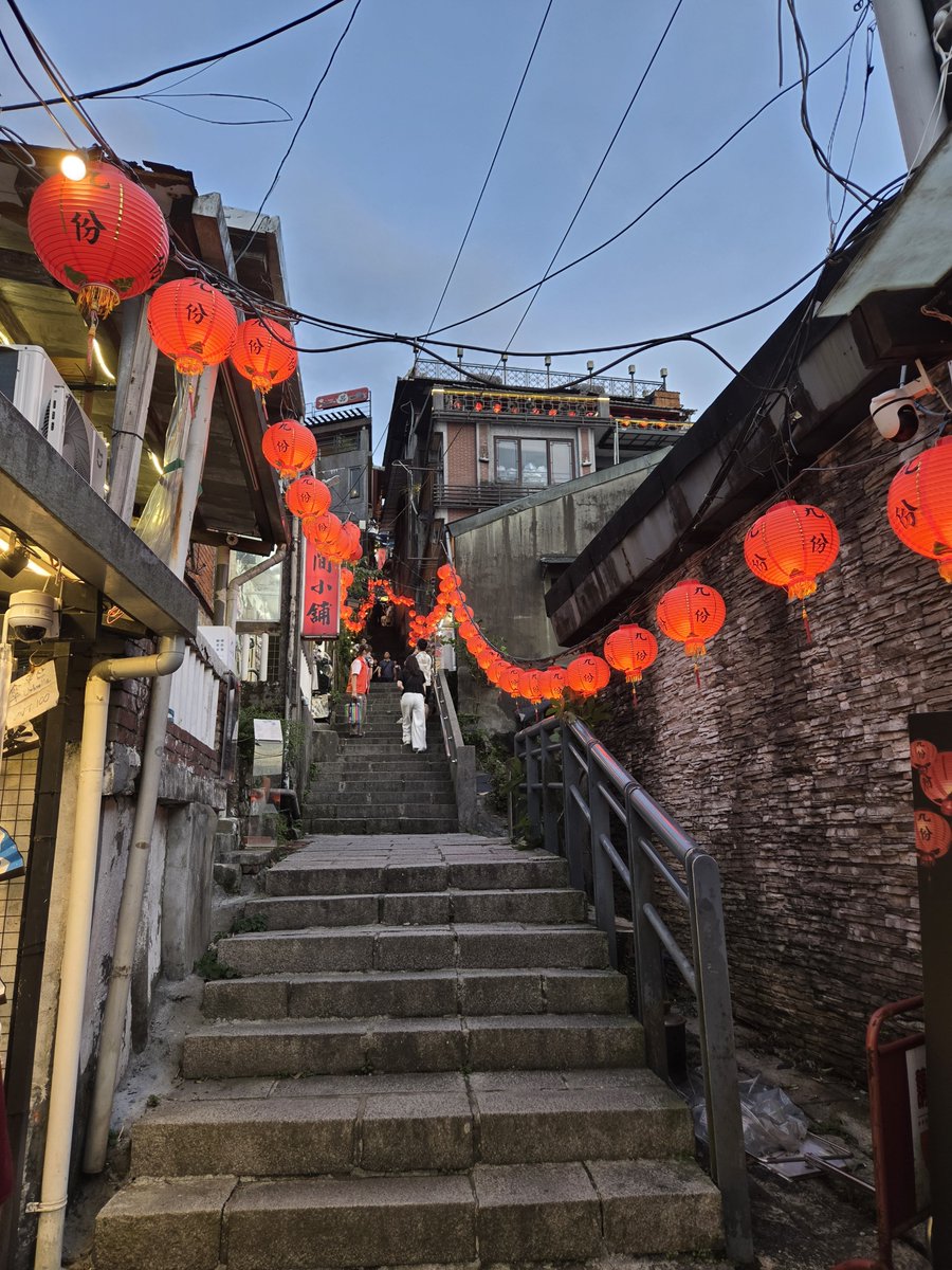 fumi_chandayo's tweet photo. 九份
台北から結構遠くて、かなり山の中
日没後の世界観はとても良かった
階段とまぁまぁな人混みで結構疲れる https://t.co/tRashSqbNp