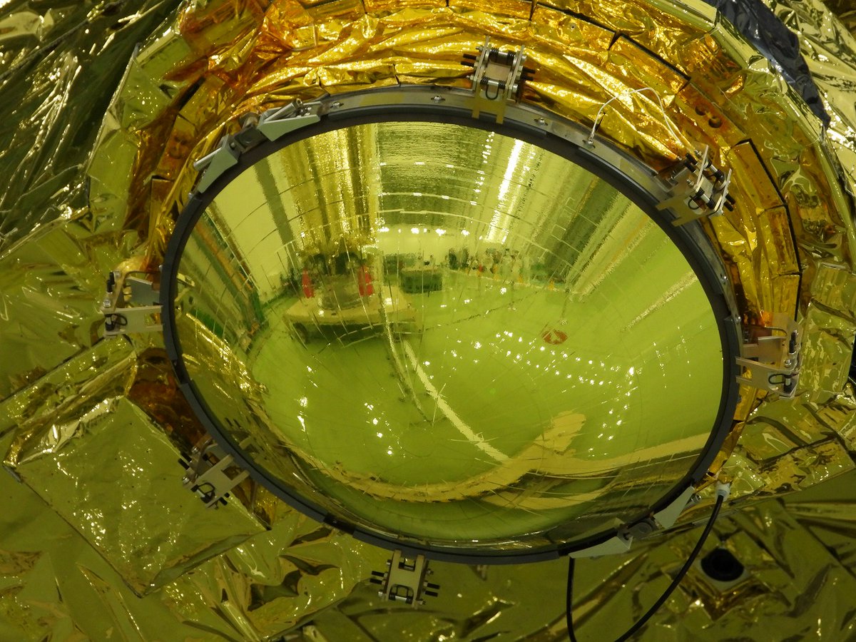 ots_min's tweet photo. 本日、種子島宇宙センターで公開されたMMX探査機のレポートです。同じサンプルリターンでも、はやぶさシリーズと比べると、何から何まで違っていて面白かったです。打ち上げは今秋10月～11月になる見込み! https://t.co/HQEwO9jElq