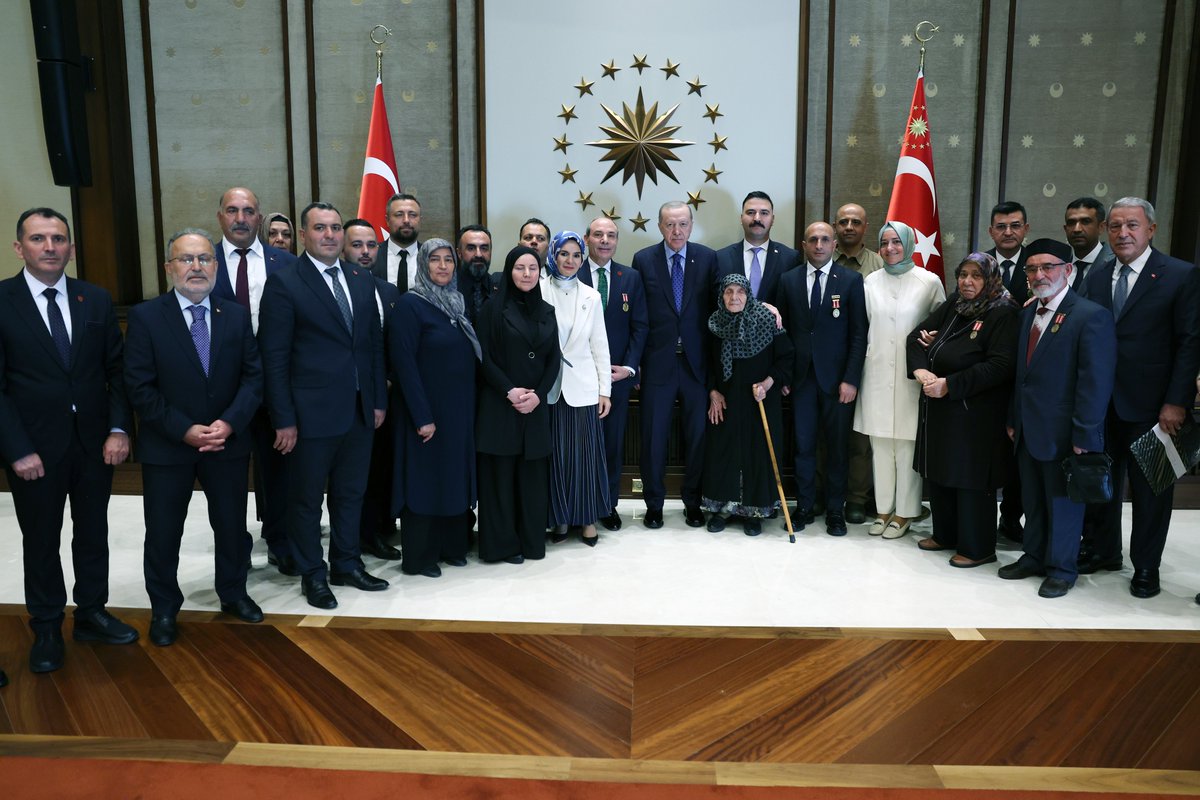 bpthaber's tweet photo. Cumhurbaşkanı Erdoğan, şehit ailelerini kabul etti. https://t.co/uCxslIFjbc