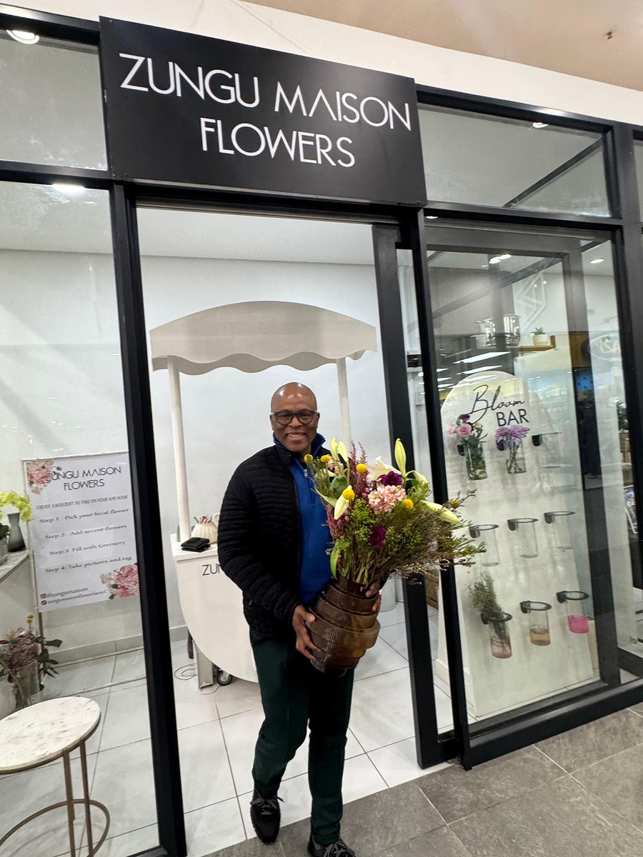 ManziniZungu_'s tweet photo. “Me stepping out of the Zungu Maison Flowers in style... I am even more pleased with the collaboration with our Pine Ridge Spur👌🏽👌🏽” Sandile Zungu 

Zungu Maison grows the flowers for export, wholesale + retail…thanks so much Ncwane for supporting always ❤️ https://t.co/TWbAggbBLF