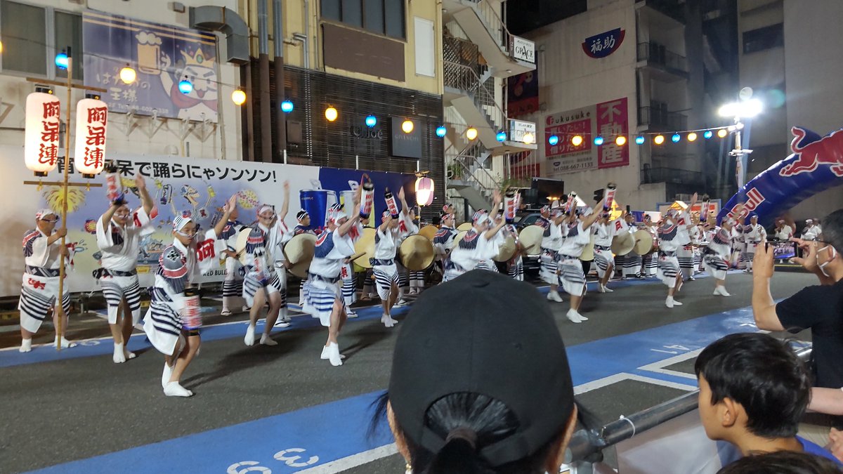 oka4300's tweet photo. 阿波踊り二日目。今日は無料演舞場の阿呆連目当てで、無事見られて満足して帰ろうとした所、苔作も見られてラッキーでした。両連ともさすがの人気で、たくさんの人だかりでした。 https://t.co/HLDMu0eYSr