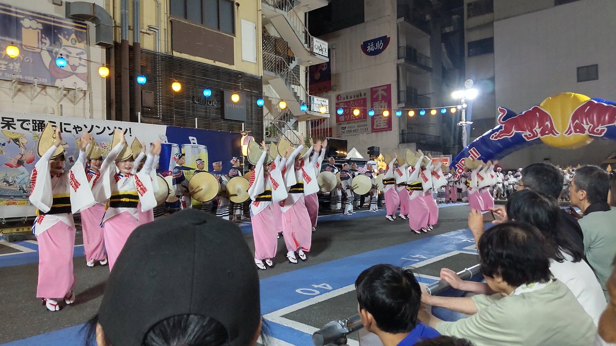 oka4300's tweet photo. 阿波踊り二日目。今日は無料演舞場の阿呆連目当てで、無事見られて満足して帰ろうとした所、苔作も見られてラッキーでした。両連ともさすがの人気で、たくさんの人だかりでした。 https://t.co/HLDMu0eYSr