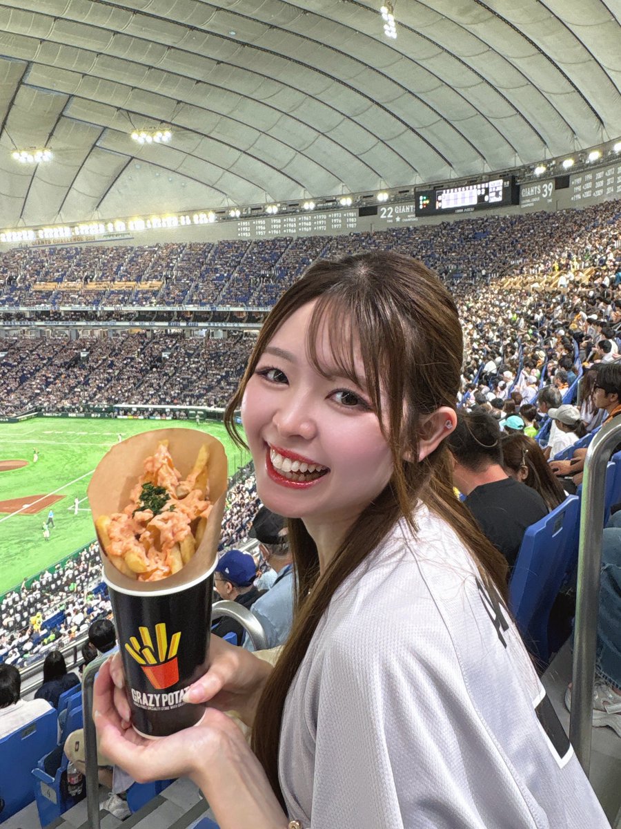ayakanagata's tweet photo. この間も野球観に行ったんだー⚾️🐰
いつも球場行くと野球より売り子ちゃんを見てしまう😹 https://t.co/k0lLmnJeJN