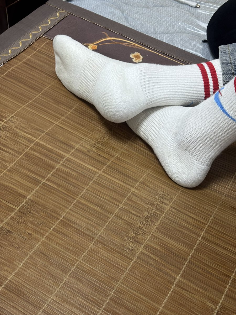 wMckHPg7mBH1Dgy's tweet photo. 在补习班认识的同学 
终于把他叫到家里面一起打游戏了🥳
想要了解我得吃同学的经历快来私信我！
求大家多帮忙转推 点赞过300抽五个宝宝看我和同学的小视频^ ^ https://t.co/thyBk1EHw5