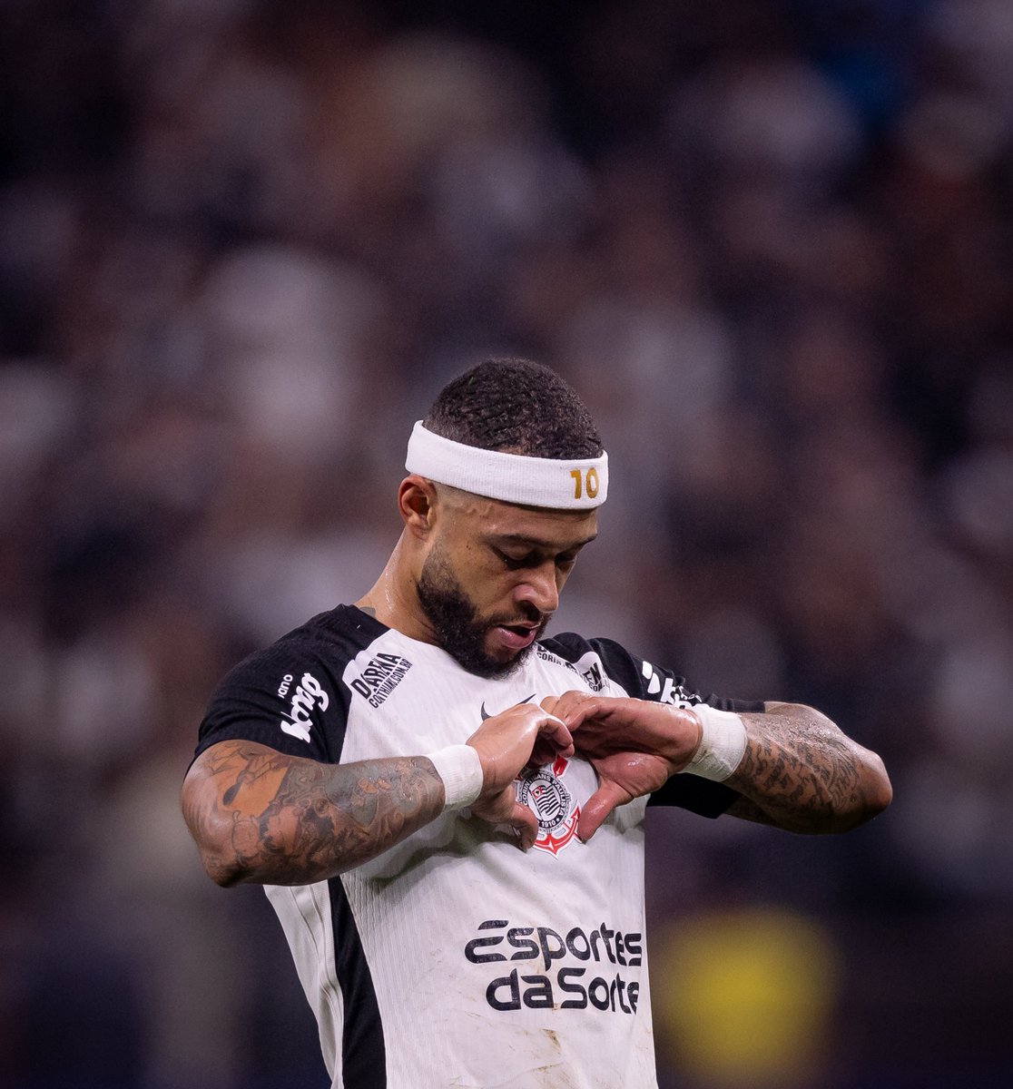 futebol_info's tweet photo. 🚨 AGORA!

REVIRAVOLTA? Após anunciar desistência, Corinthians cogita retomar negociações com Memphis Depay.

A pressão da torcida e a possibilidade de o astro holandês acionar o clube na Justiça cobrando R$ 180 milhões (referentes à dívida anterior e ao contrato que não foi assinado) podem fazer o presidente Osmar Stábile VOLTAR ATRÁS na sua decisão.

Além disso, há uma forte pressão dos patrocinadores, que enxergam Depay como um fator determinante.

Paralelo a isso, o Corinthians pode ter ganhado um "aliado": um patrocinador se mostrou disposto a pagar R$ 5 MILHÕES a mais ao clube. Esse valor extra seria destinado para os custos com Depay.

No entanto, o Timão ainda teme a reação do holandês em uma eventual nova negociação. Depay chegou a postar uma nota nas redes sociais se dizendo "muito decepcionado" com a "quebra de compromisso" do clube e até MARCOU o perfil do presidente Osmar Stábile na publicação.

🗞️ @MeuTimao 
📸 Rodrigo Coca/SCCP