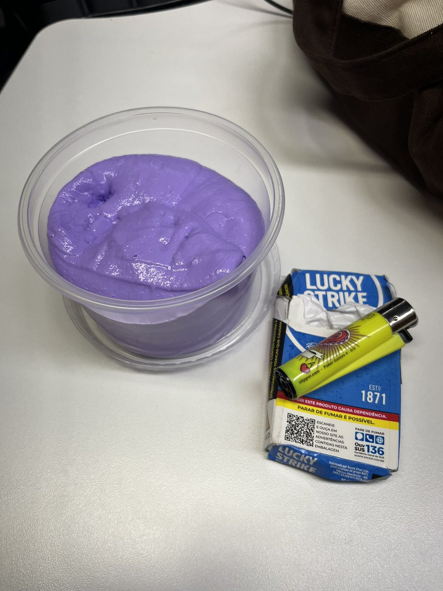 gothentries's tweet photo. kit de sobrevivência na faculdade cigarro e slime https://t.co/JFAAeN2ljc