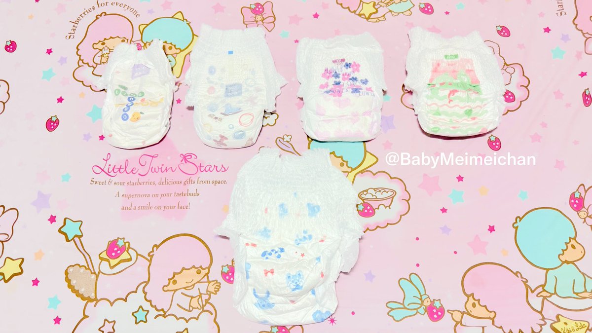 BabyMeimeichan's tweet photo. ฉันลองนำแพมเพิสที่ฉันมีอยู่มาลองวางเปรียบเทียบขนาด จะเห็นว่า Mamypoko 4XL ใหญ่จริง!
นี่แหละคือไซส์ที่อยากให้มีที่สุด แม้ทรงแพมเพิสจะคล้ายแพมเพิสผู้ใหญ่ แต่ก็มีลวดลายน่ารักๆ นะ สิ่งหนึ่งที่แอบเสียดายคือไม่มีพิมพ์ข้อความว่าด้านไหนคือด้านหน้าหรือด้านหลัง 🥹
#abdl #แพมเพิส #おむつ https://t.co/mwY98DpdLF