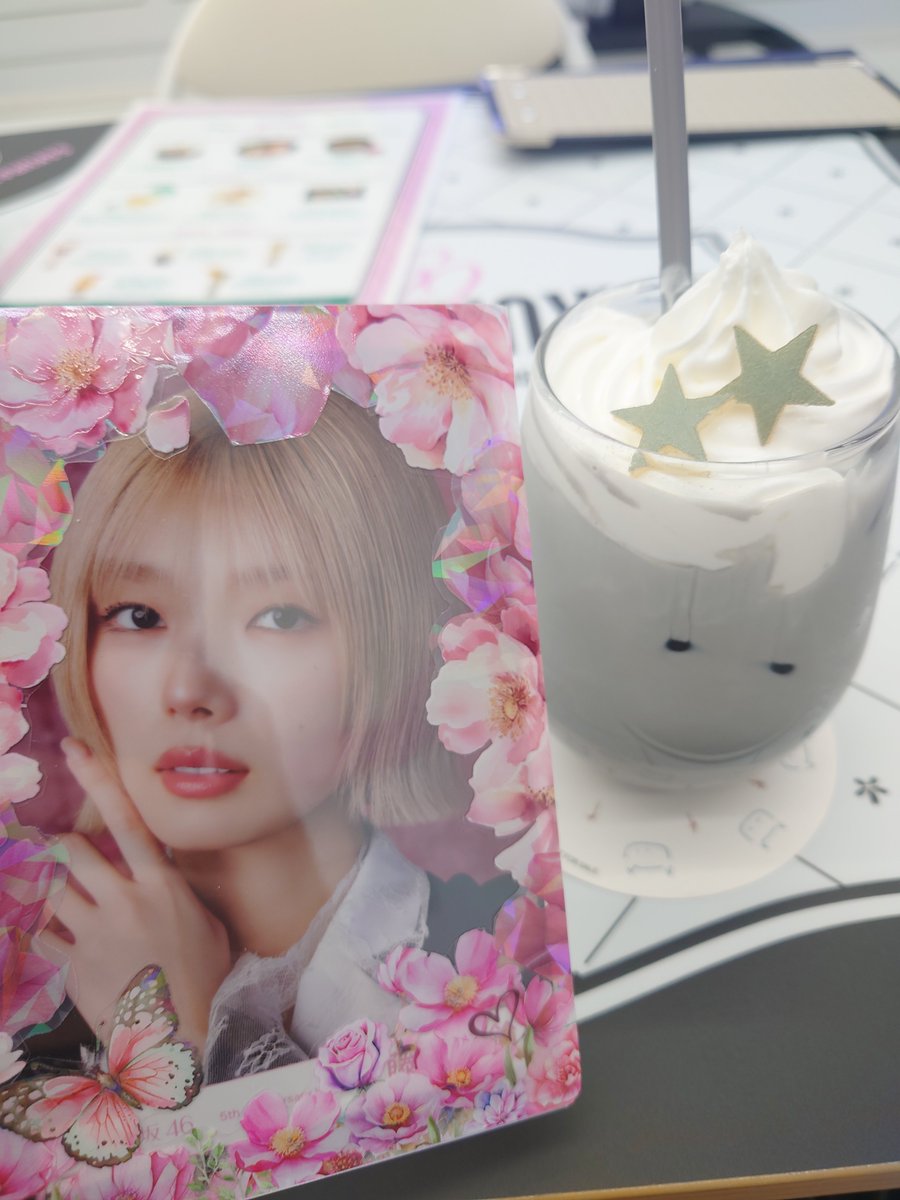 kent_eeeee's tweet photo. お盆だろうが予約なしで入れちゃった4回目の櫻坂カフェ福岡🌸

でもルームキーホルダーは大人気の櫻坂カフェ福岡🌸

まだ前期メニューの櫻坂カフェ福岡🌸
とりあえず本日前期メニュー全制覇完了✅️

#Kデコ
#櫻坂カフェ
#櫻坂46CAFE_2026 https://t.co/ruTzmfVLK6