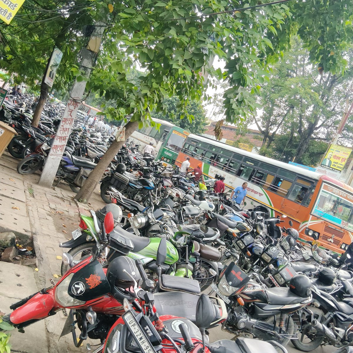 Suraj_Samajik's tweet photo. @lucknowtraffic @Uppolice @lkopolice @112UttarPradesh महोदय यह दूसरी साइड का है रेडियंसी के गेट की बात कर रहा था मैं वहां पर किस तरह अवैध पार्किंग चलती है सबको मालूम है लेकिन कोई उसे पर कार्रवाई नहीं करता 
@LucknowNagar हमको भी अपने आप को ट्रैफिक नहीं दिखता बाकी आम जगह पर तो गाड़ियां उठा ले जाते हैं @myogioffice @myogiadityanath https://t.co/YP5bxoYiXO