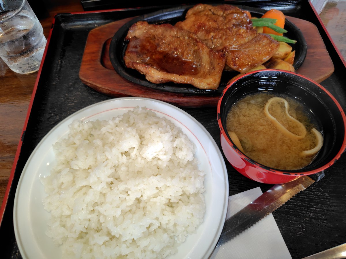 eclipse_mako's tweet photo. 本日は両親を連れて父方の祖父母のお墓参りへ🪦

行きも帰りも所々で前が見えない程の豪雨に見舞われ、目と精神がメッチャ疲れたわ😵‍💫

お昼に食べたポークジンジャーは美味しかった🍴😋 https://t.co/NnxDMJ4lpK